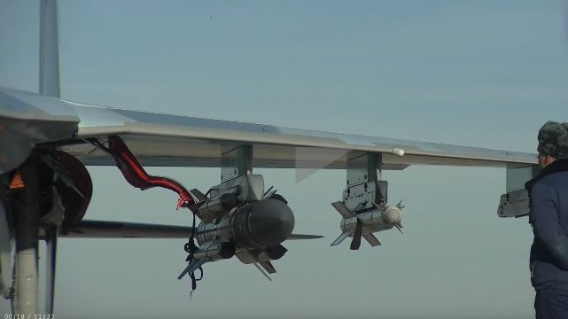 Tiêm kích đa năng Su-35 được trang bị kho vũ khí chính xác cao rất phong phú.