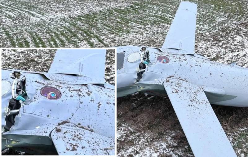 "Con mắt" của hệ thống hiệu chỉnh đường bay Otblesk-U trên tên lửa Kh-101. "Con mắt" của hệ thống hiệu chỉnh đường bay Otblesk-U trên tên lửa Kh-101.