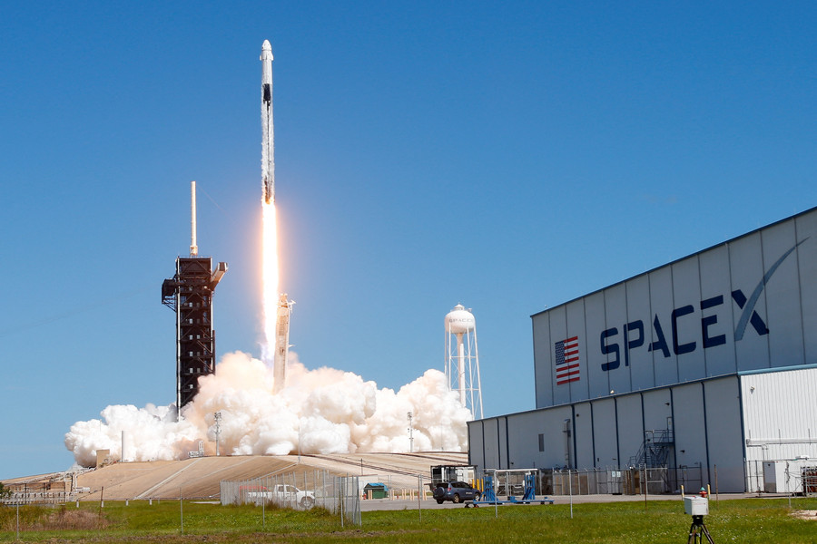 Công ty SpaceX cần kiểm tra lại tình trạng của tên lửa đẩy trước khi đưa các phi hành gia lên quỹ đạo. Công ty SpaceX cần kiểm tra lại tình trạng của tên lửa đẩy trước khi đưa các phi hành gia lên quỹ đạo.