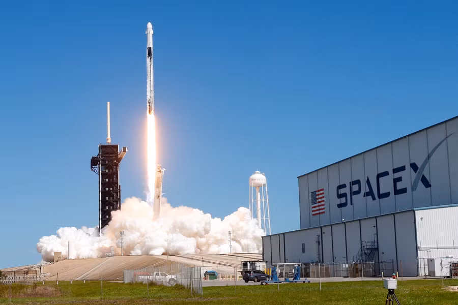 Công ty SpaceX cần kiểm tra lại tình trạng của tên lửa đẩy trước khi đưa các phi hành gia lên quỹ đạo.