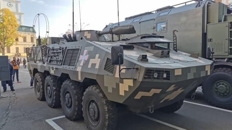 Xe bọc thép chở quân BTR-60XM Khorunzhiy do Ukraine hiện đại hóa gần như không còn đường nét gì của BTR-60 cổ điển. Xe bọc thép chở quân BTR-60XM Khorunzhiy do Ukraine hiện đại hóa gần như không còn đường nét gì của BTR-60 cổ điển.