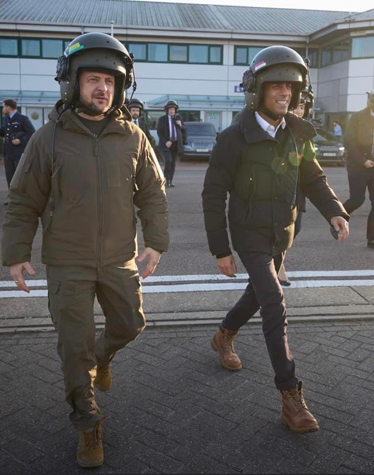 Thủ tướng Anh và Tổng thống Ukraine đội mũ phi công trong chuyến đi thăm các binh sĩ Ukraine - dấu hiệu cho thấy London sẵn sàng giao tiêm kích cho Kyiv.