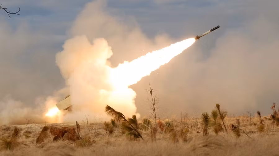 Pháo phản lực HIMARS của Ukraine sẽ có khả năng tấn công tầm xa hơn nhiều so với hiện nay khi nhận tên lửa ATACMS.