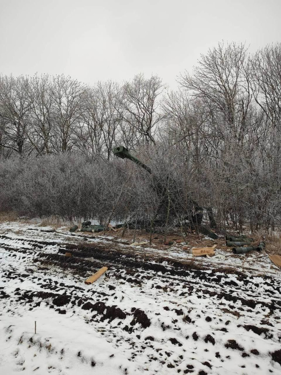 Một mô hình bơm hơi của pháo M777 được binh sĩ Ukraine triển khai trên chiến trường.