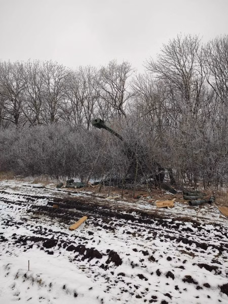 Một mô hình bơm hơi của pháo M777 được binh sĩ Ukraine triển khai trên chiến trường. Một mô hình bơm hơi của pháo M777 được binh sĩ Ukraine triển khai trên chiến trường.