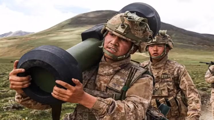 Tên lửa chống tăng HJ-12 của Trung Quốc có rất nhiều nét tương đồng với FGM-148 Javelin.