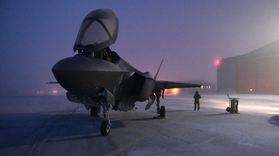 Tiêm kích tàng hình thế hệ năm F-35 Lightning II đã được Mỹ điều động tới Greenland. Tiêm kích tàng hình thế hệ năm F-35 Lightning II đã được Mỹ điều động tới Greenland.