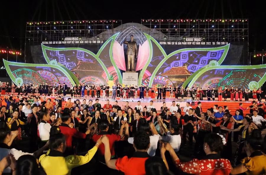 Đại biểu cùng đồng bào các dân tộc trên địa bàn tay nắm tay trong điệu xòe đoàn kết.