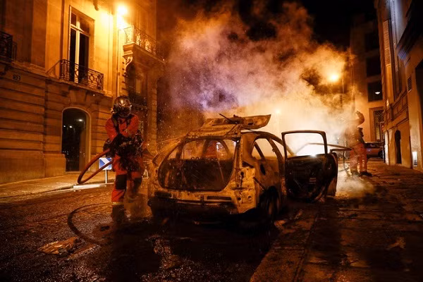 Tình hình trở nên tồi tệ khi CĐV quá khích đốt cháy ô tô.