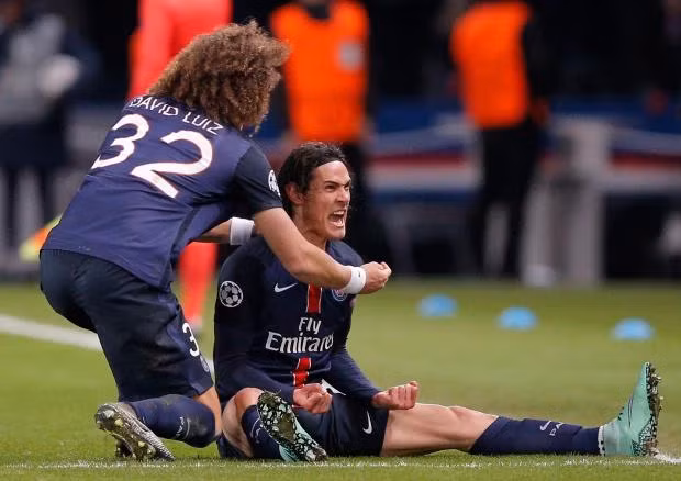 Cảnh sát Paris sử dụng đạn hơi cay để giải tán đám đông tụ tập trên đại lộ Champs Elysee.