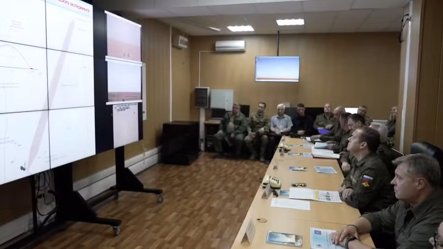 Phó Chủ tịch Hội đồng An ninh Liên bang Nga Dmitriy Medvedev theo dõi cuộc thử nghiệm tên lửa đánh đất trang bị cho tổ hợp phòng không S-400.