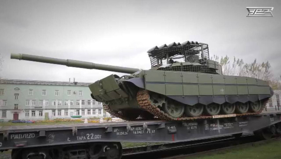 Chiếc lồng thép phía trên tháp pháo sẽ là cấu hình được sản xuất từ trong nhà máy, thay vì tự chế ngoài chiến trường.