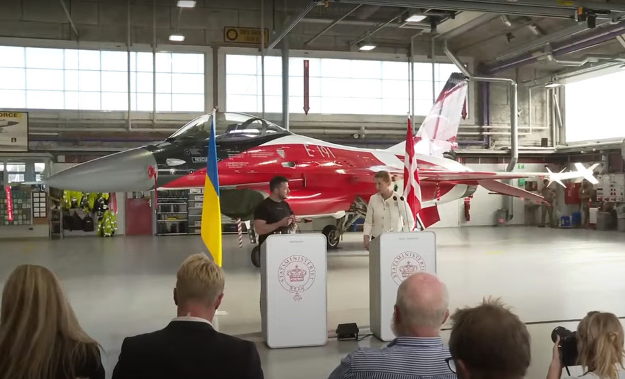 Không quân Ukraine chuẩn bị có tiêm kích F-16 trong thành phần tác chiến. Không quân Ukraine chuẩn bị có tiêm kích F-16 trong thành phần tác chiến.