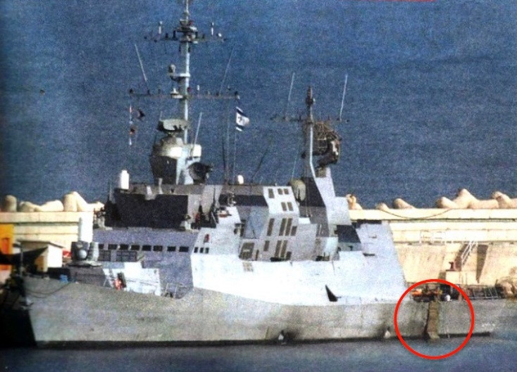 Tàu hộ vệ INS Hanit của Israel sau khi trúng tên lửa chống hạm do Hezbollah phóng đi.