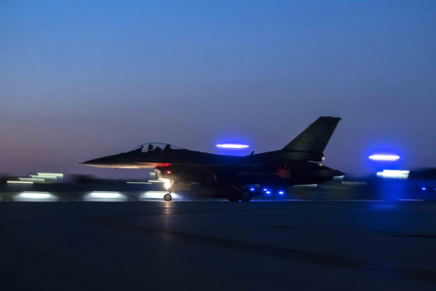 Tiêm kích F-16 của Không quân Ukraine dự kiến sẽ tham chiến vào đầu năm 2024. Tiêm kích F-16 của Không quân Ukraine dự kiến sẽ tham chiến vào đầu năm 2024.