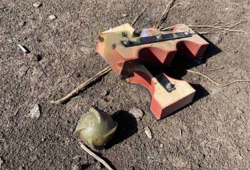 Mảnh vỡ bom chùm con M74 thu được tại hiện trường vụ tấn công.