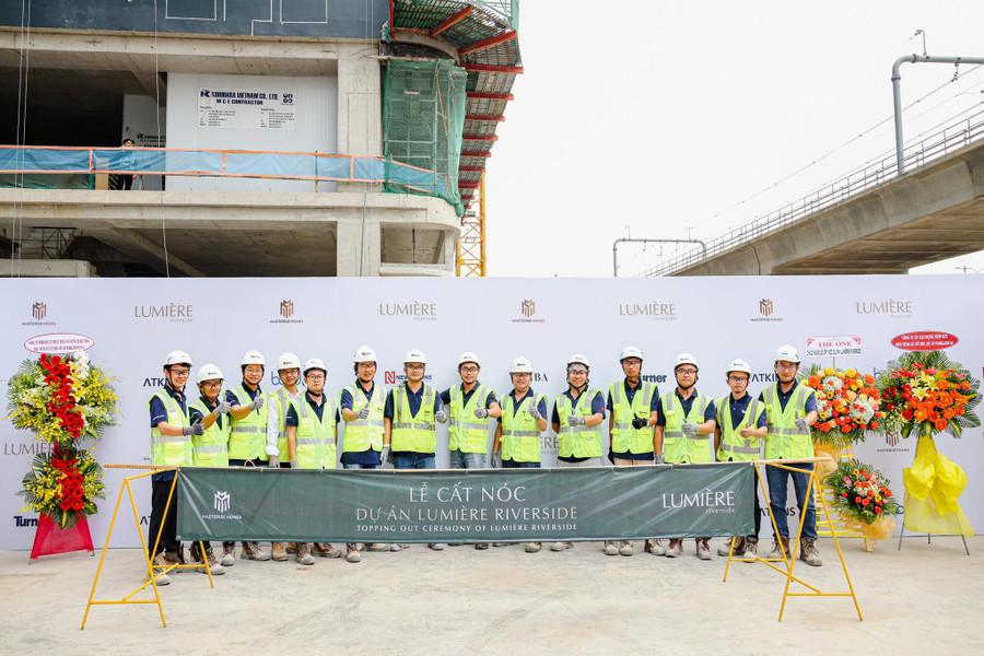 Cùng với Masterise Homes, các đối tác thi công luôn đảm bảo tiến độ và công tác an toàn tại công trình dự án, đến nay LUMIÈRE riverside đã chính thức hoàn tất toàn bộ phần xây thô