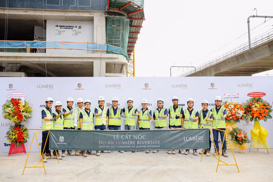 Cùng với Masterise Homes, các đối tác thi công luôn đảm bảo tiến độ và công tác an toàn tại công trình dự án, đến nay LUMIÈRE riverside đã chính thức hoàn tất toàn bộ phần xây thô