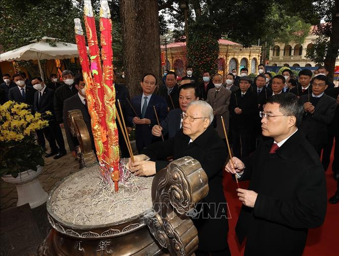 Tổng Bí thư Nguyễn Phú Trọng dâng hương tại Hoàng thành Thăng Long - Ảnh 2. Tổng Bí thư Nguyễn Phú Trọng dâng hương tại Hoàng thành Thăng Long - Ảnh 2.
