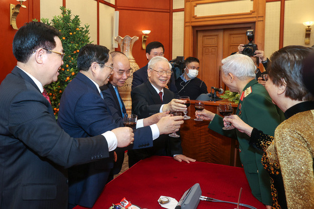 Tổng Bí thư Nguyễn Phú Trọng chúc Tết lãnh đạo, nguyên lãnh đạo Đảng, Nhà nước - Ảnh 4. Tổng Bí thư Nguyễn Phú Trọng chúc Tết lãnh đạo, nguyên lãnh đạo Đảng, Nhà nước - Ảnh 4.