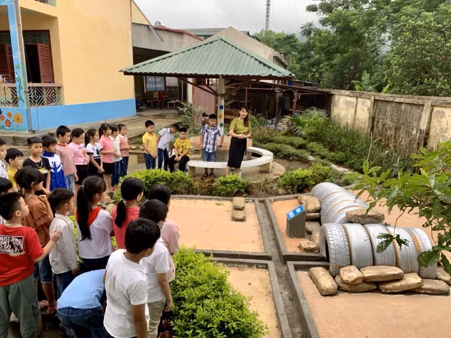 Cô trò trường tiểu học thị trấn Mường Tè trong giờ hoạt động ngoại khóa.