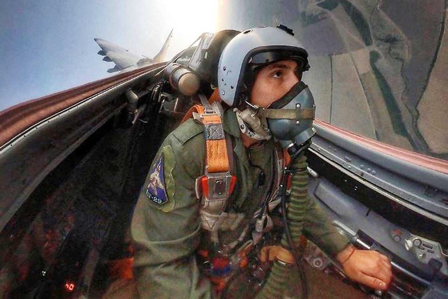 Phi công Ukraine cảm thấy hoang mang khi có thể bị tiêm kích Su-35 bắn hạ từ cự ly rất xa. Phi công Ukraine cảm thấy hoang mang khi có thể bị tiêm kích Su-35 bắn hạ từ cự ly rất xa.