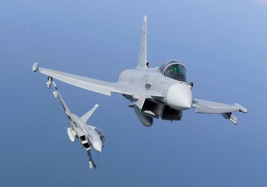 Hiện tại 33% cổ phần của doanh nghiệp Eurofighter GmbH là do Tập đoàn BAE Systems nắm giữ Hiện tại 33% cổ phần của doanh nghiệp Eurofighter GmbH là do Tập đoàn BAE Systems nắm giữ