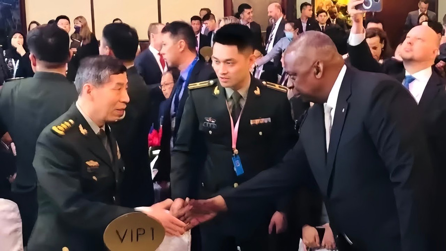 Cuộc trò chuyện giữa Bộ trưởng Quốc phòng Mỹ - Trung Quốc chỉ diễn ra trong chớp nhoáng. Cuộc trò chuyện giữa Bộ trưởng Quốc phòng Mỹ - Trung Quốc chỉ diễn ra trong chớp nhoáng.