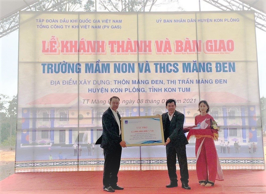 Nghi thức trao chứng nhận tài trợ 12 tỷ xây dựng 2 trường học Kon Tum Nghi thức trao chứng nhận tài trợ 12 tỷ xây dựng 2 trường học Kon Tum