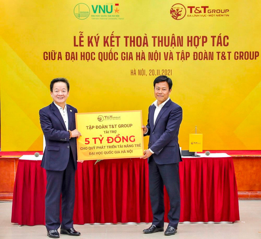 Chủ tịch HĐQT kiêm Tổng Giám đốc T&T Group Đỗ Quang Hiển trao tặng 5 tỷ đồng cho Quỹ Phát triển tài năng trẻ của ĐHQGHN. Chủ tịch HĐQT kiêm Tổng Giám đốc T&T Group Đỗ Quang Hiển trao tặng 5 tỷ đồng cho Quỹ Phát triển tài năng trẻ của ĐHQGHN.