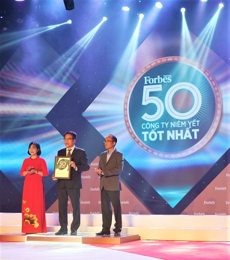 Đại diện PV GAS nhận vinh danh từ Forbes Việt Nam Đại diện PV GAS nhận vinh danh từ Forbes Việt Nam