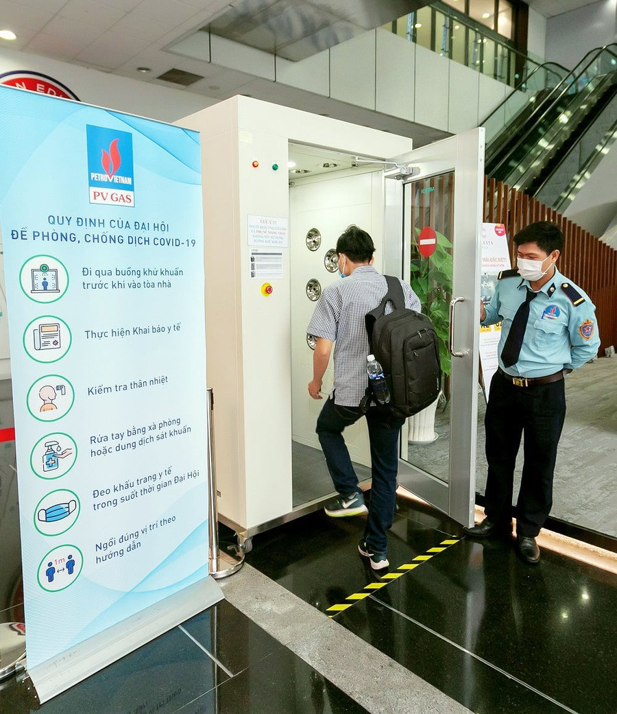 Buồng khử khuẩn tiếp tục phát huy tác dụng, góp phần phòng chống dịch bệnh tại trụ sở PV GAS. Buồng khử khuẩn tiếp tục phát huy tác dụng, góp phần phòng chống dịch bệnh tại trụ sở PV GAS.