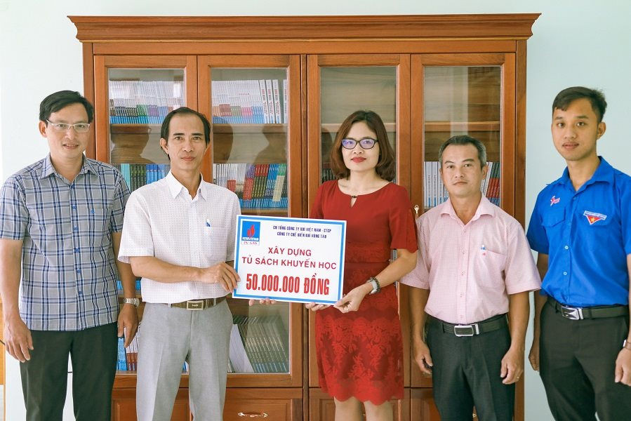 Công ty Chế biến Khí Vũng Tàu (KVT) đại diện PV GAS đã trao tặng kinh phí hỗ trợ đầu tư trang thiết bị thư viện đến 4 trường thuộc huyện Xuyên Mộc