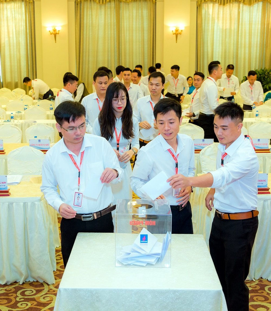 Người lao động KHP thực hiện quyền bình chọn và nêu ý kiến công khai Người lao động KHP thực hiện quyền bình chọn và nêu ý kiến công khai