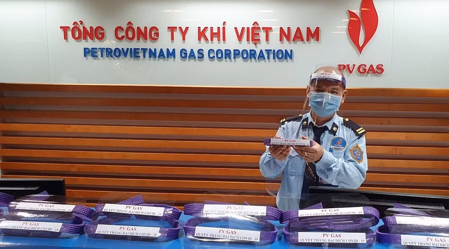 BCH CQĐH PV GAS gửi tặng tấm chắn giọt bắn cho lực lượng bảo vệ tòa nhà PV GAS Tower