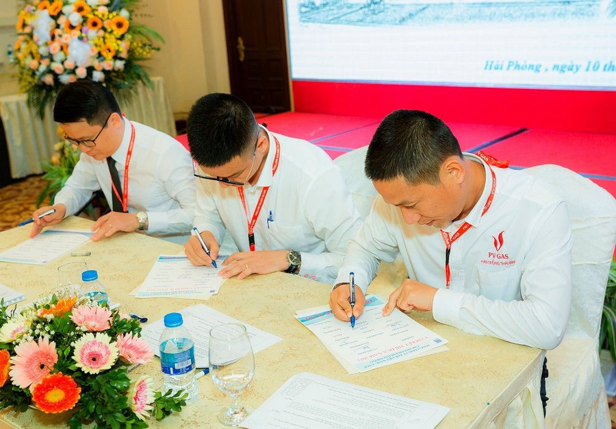 Ký cam kết thi đua thực hiện thắng lợi nhiệm vụ 2021 Ký cam kết thi đua thực hiện thắng lợi nhiệm vụ 2021