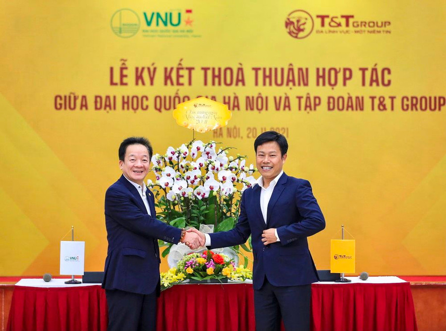 Chủ tịch HĐQT kiêm Tổng Giám đốc T&T Group Đỗ Quang Hiển tặng hoa chúc mừng ngày Nhà giáo Việt Nam 20-11. Chủ tịch HĐQT kiêm Tổng Giám đốc T&T Group Đỗ Quang Hiển tặng hoa chúc mừng ngày Nhà giáo Việt Nam 20-11.