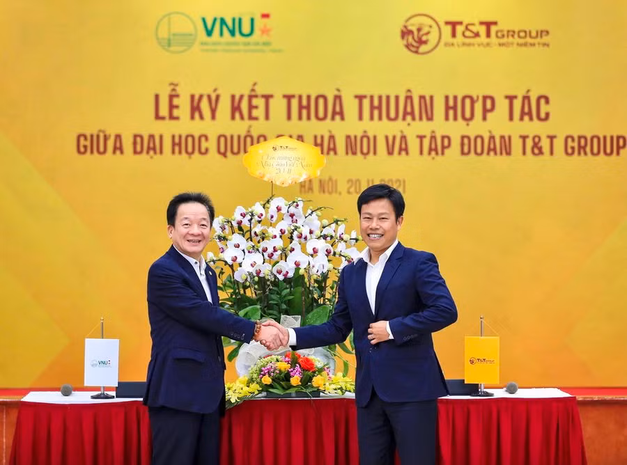 Chủ tịch HĐQT kiêm Tổng Giám đốc T&T Group Đỗ Quang Hiển tặng hoa chúc mừng ngày Nhà giáo Việt Nam 20-11.