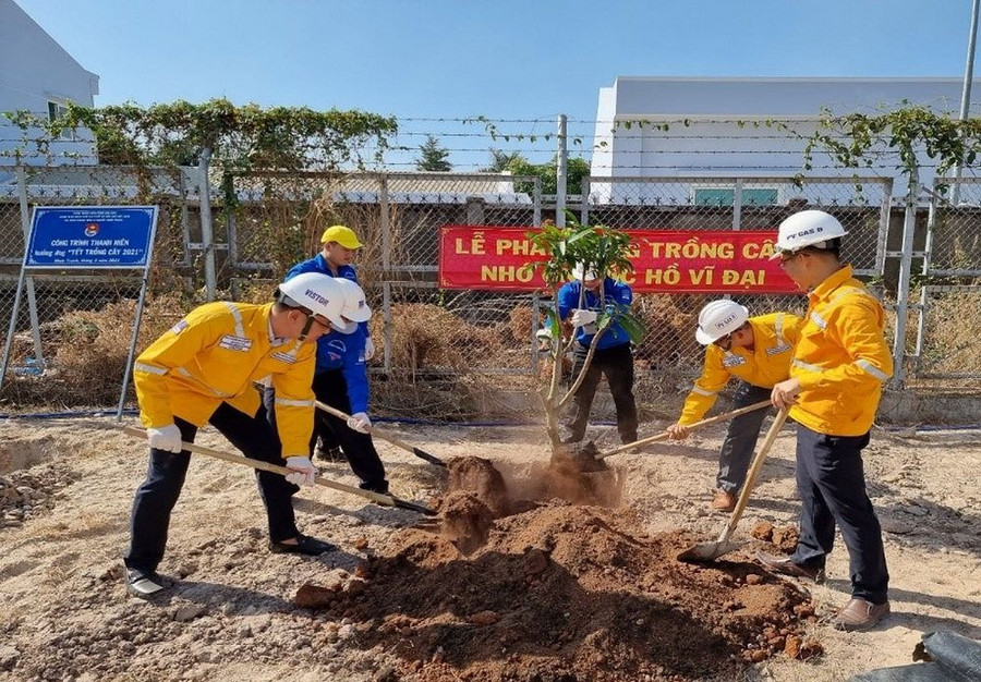Công đoàn bộ phận và Đoàn thanh niên Xí nghiệp Khí thấp áp Nhơn Trạch đã phát động và tổ chức thực hiện chương trình “Trồng cây nhớ ơn Bác Hồ vĩ đại”