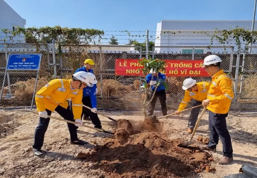 Công đoàn bộ phận và Đoàn thanh niên Xí nghiệp Khí thấp áp Nhơn Trạch đã phát động và tổ chức thực hiện chương trình “Trồng cây nhớ ơn Bác Hồ vĩ đại”