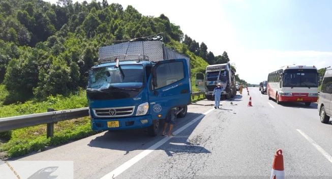 Hiện trường vụ tai nạn giao thông trên đường cao tốc Nội Bài - Lào Cai.