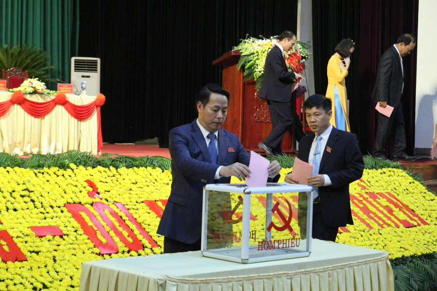 Các đại biểu bỏ phiếu tại Đại hội