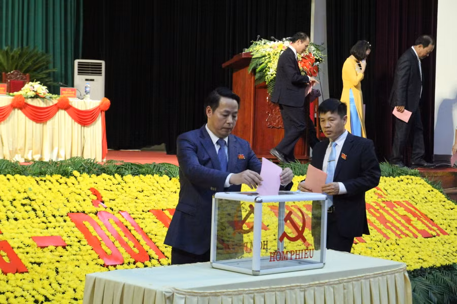 Các đại biểu bỏ phiếu tại Đại hội