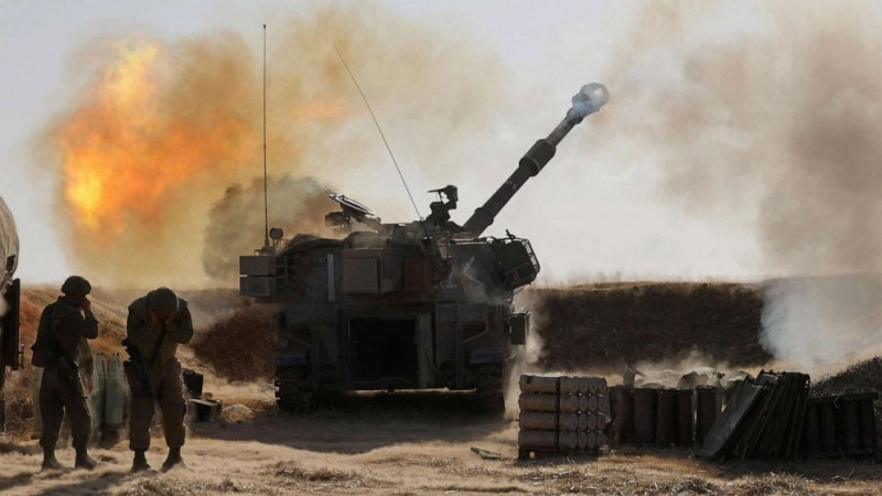 Pháo binh Israel tấn công dữ dội các vị trí phòng thủ của đối phương. Pháo binh Israel tấn công dữ dội các vị trí phòng thủ của đối phương.