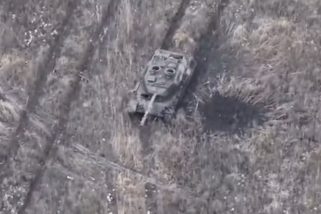 Xe tăng Leopard 1A5 đầu tiên của Ukraine bị vô hiệu hóa trên chiến trường Kupyansk.