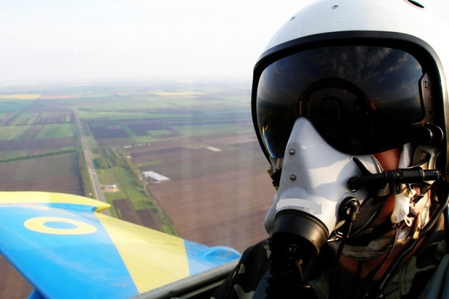 Một phi công Ukraine lái tiêm kích Su-27 được thông báo đã chạy trốn sang Nga. Một phi công Ukraine lái tiêm kích Su-27 được thông báo đã chạy trốn sang Nga.