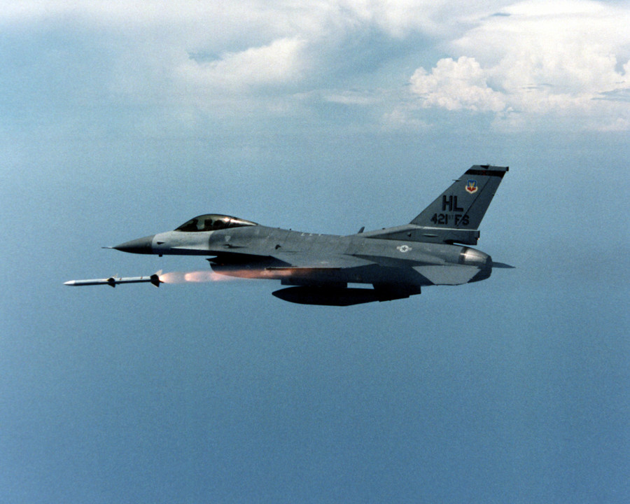 Tên lửa không đối không AIM-120 AMRAAM được phóng đi từ tiêm kích F-16 Fighting Falcon. Tên lửa không đối không AIM-120 AMRAAM được phóng đi từ tiêm kích F-16 Fighting Falcon.