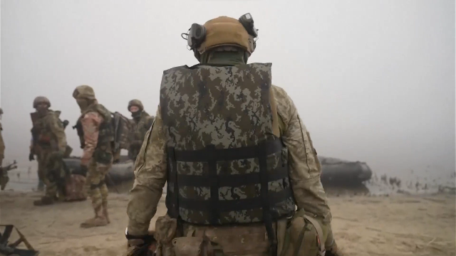 Quân đội Ukraine rất nỗ lực thiết lập các đầu cầu bên sông Dnepr. Quân đội Ukraine rất nỗ lực thiết lập các đầu cầu bên sông Dnepr.