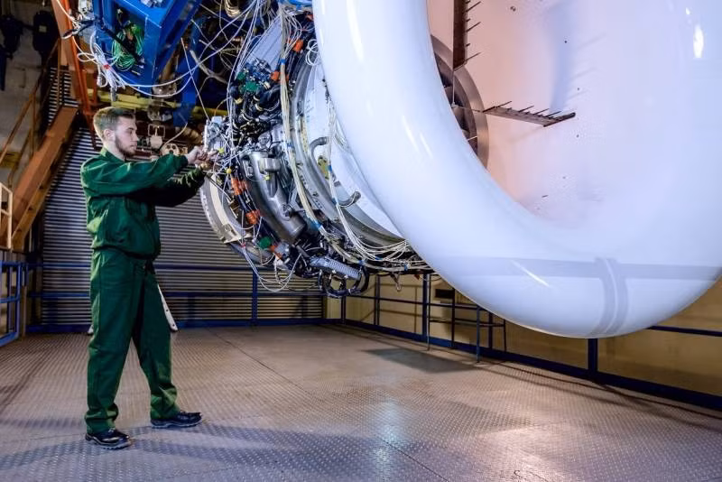 Chương trình SJ-100 gặp một chút chậm trễ liên quan tới tiến độ hoàn thiện động cơ PD-8.