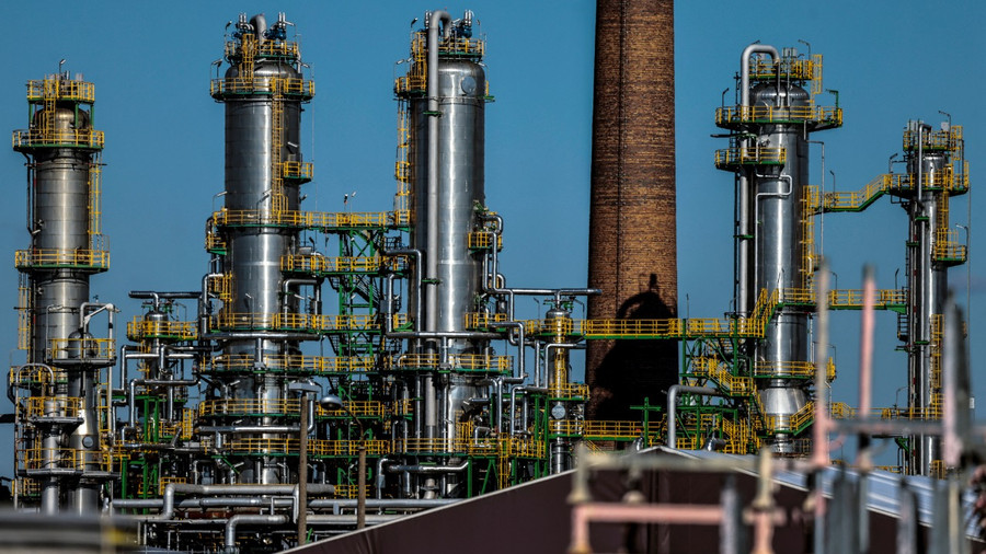 Ấn Độ vẫn tiếp tục mua dầu giá rẻ từ Nga bất chấp áp lực của Mỹ và phương Tây.